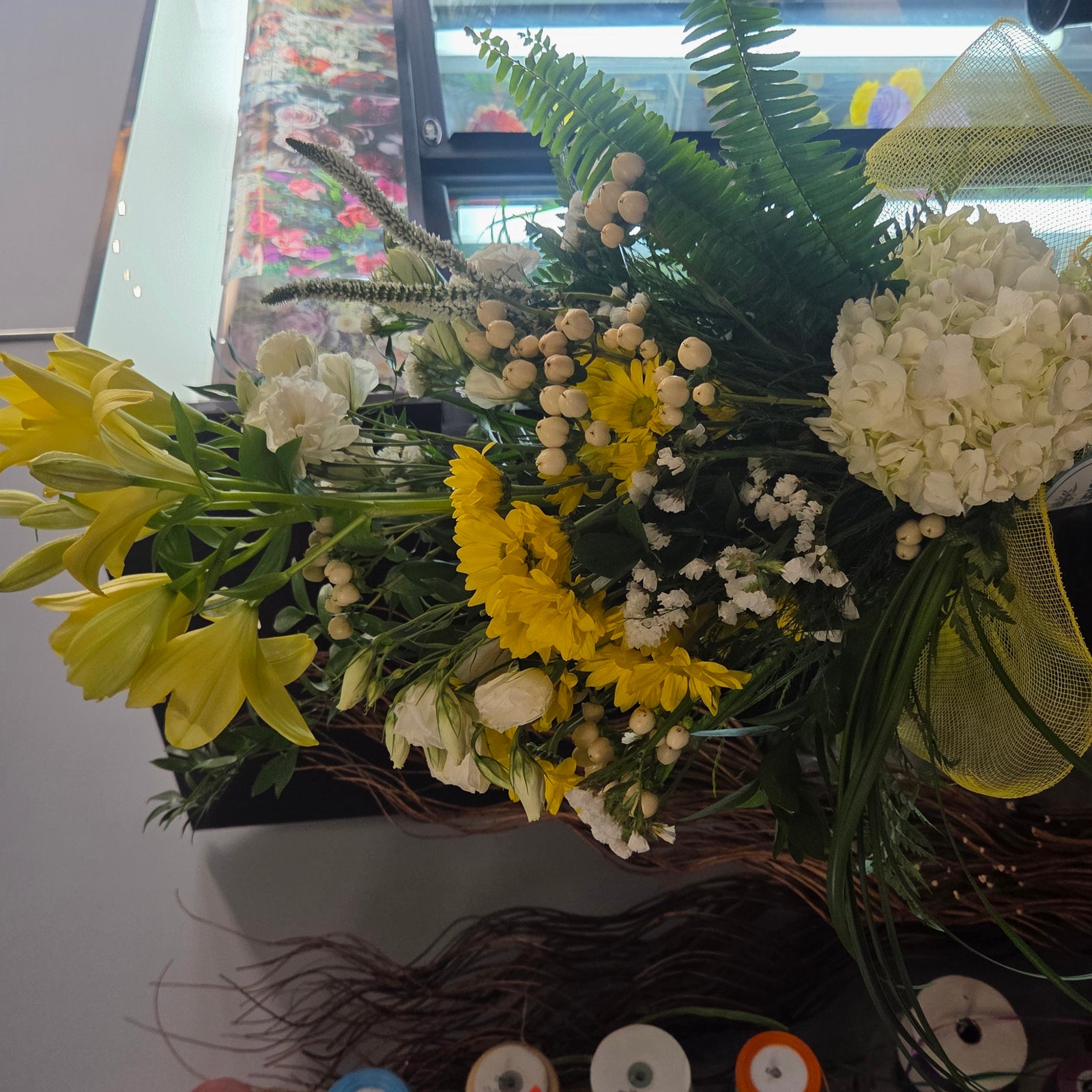 Bouquet de fleurs naturelles avec vase